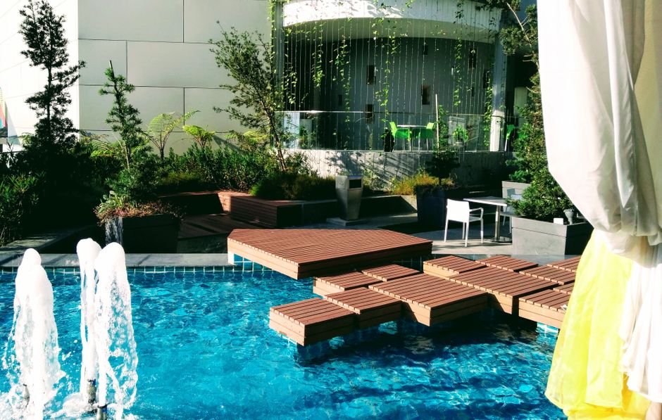 Deck de Madeira e Pergolado em São Paulo: Como Valorizar Áreas Externas com a LCZ Pisos
