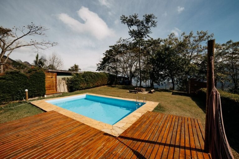 Deck de Madeira e Pergolado em São Paulo: Como Valorizar Áreas Externas com a LCZ Pisos