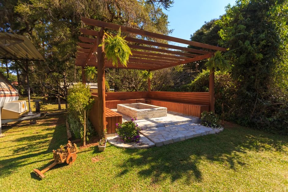 Deck de madeira e pergolado em São Paulo: como valorizar áreas externas residenciais e comerciais com a LCZ Pisos