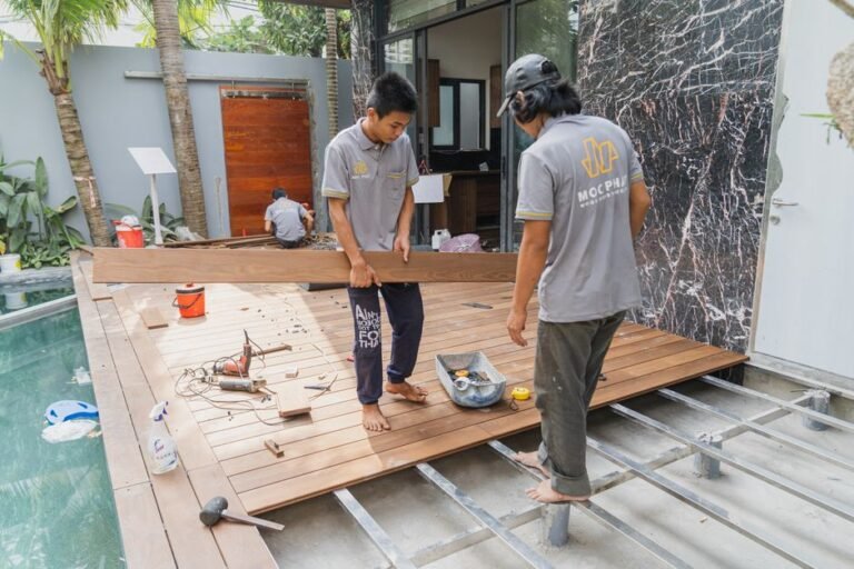 Deck de madeira e pergolado em São Paulo: como valorizar áreas externas residenciais e comerciais com a LCZ Pisos