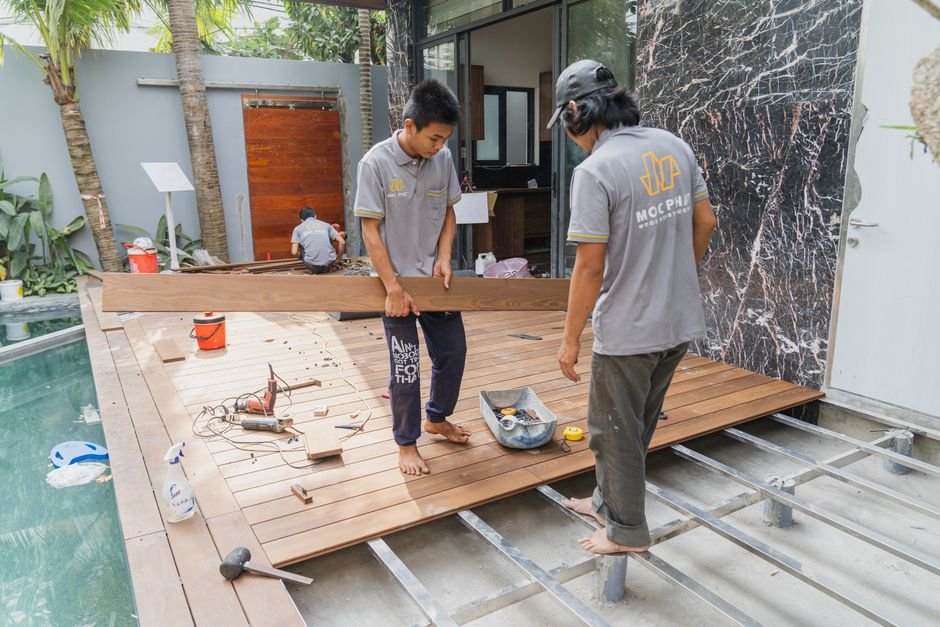 Deck de madeira e pergolado em São Paulo: como valorizar áreas externas residenciais e comerciais com a LCZ Pisos